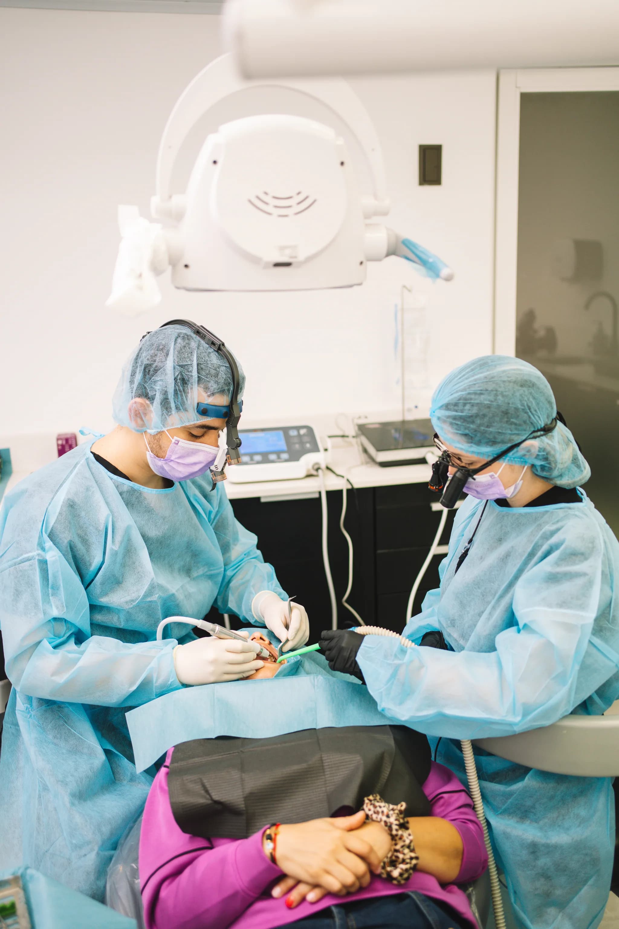 Equipo de Complete Dentistry en procedimiento clínico